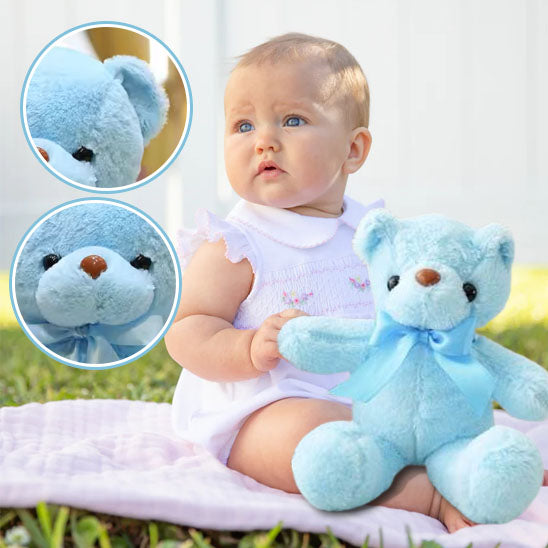 bébé assis avec ours en peluche