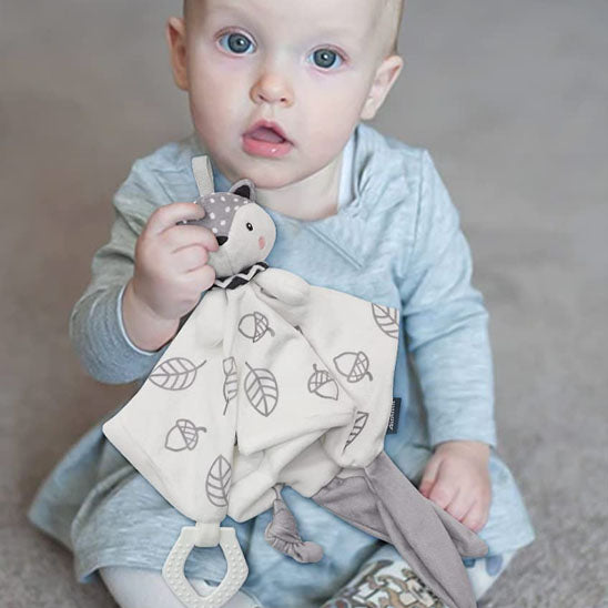 bébé avec son doudou