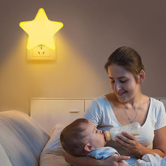 bébé boit son biberon avec veilleuse bébé