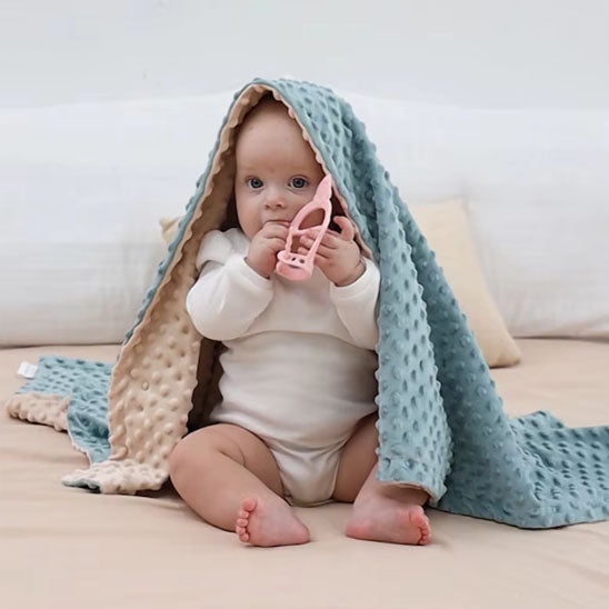 bébé coquin dans couverture bébé