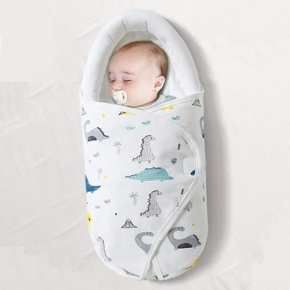 bébé dort dans nid d'ange dinosaure