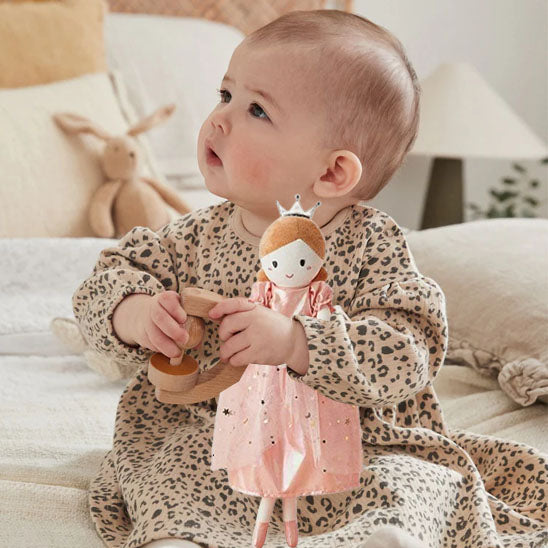 bébé enchanté avec doudou poupée reine
