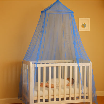 bébé endormi avec ciel de lit bleu ciel