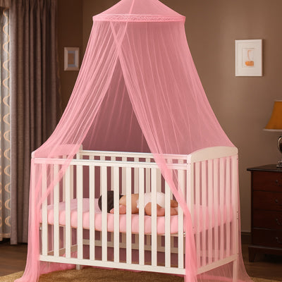 bébé endormi avec ciel de lit rose
