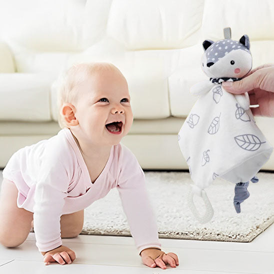 bébé épanoui en voyant doudou