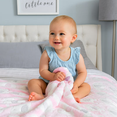bébé épanoui sur couverture bebe éléphanteau