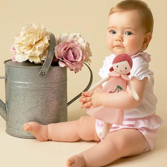 bébé et son doudou poupée