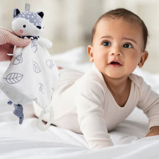 bébé et son doudou