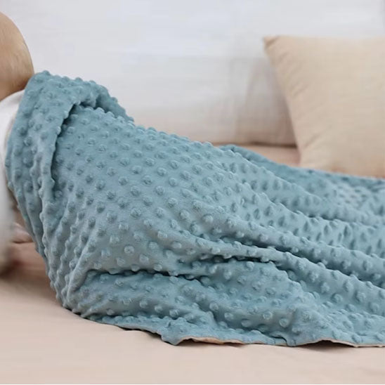 bébé joue avec couverture bébé