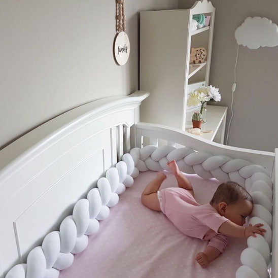 bébé joue tresse de lit bébé