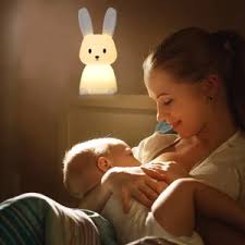 bébé prend la tété veilleuse bébé