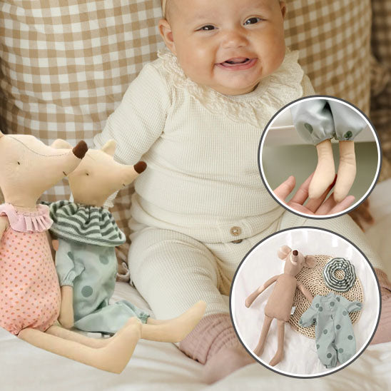bébé rigole avec son doudou souris