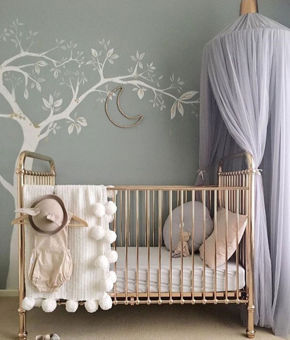 chambre bébé avec ciel de lit couronne