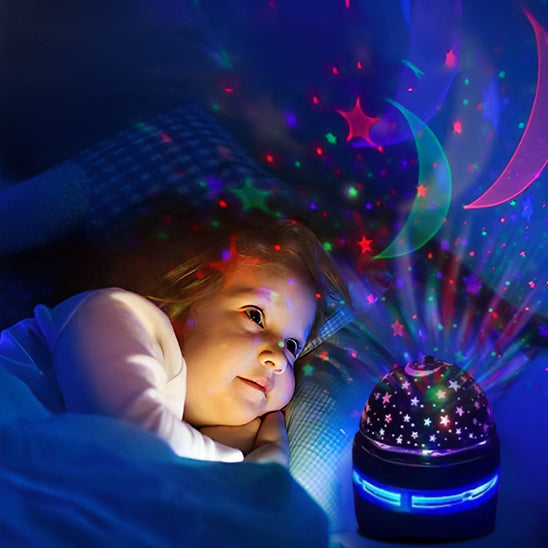 fillette avec veilleuse bébé ciel étoilé