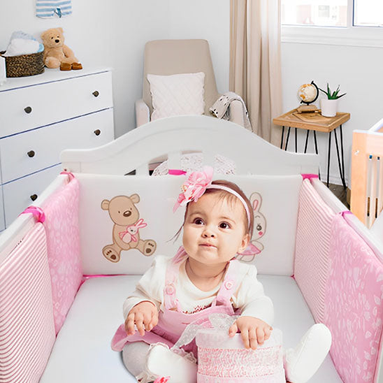 fillette confortable avec tour de lit bébé