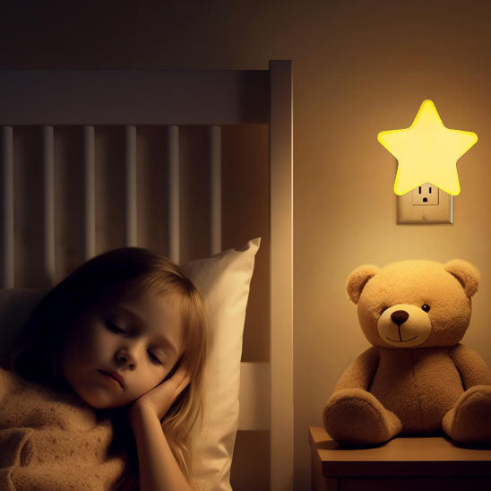 fillette endormie avec veilleuse bébé