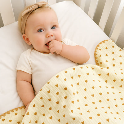 fillette et sa couverture bébé