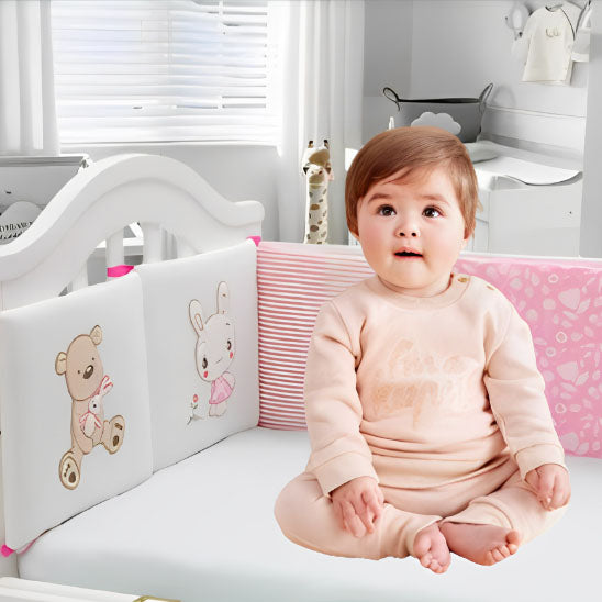 fillette tranquille avec tour de lit bébé