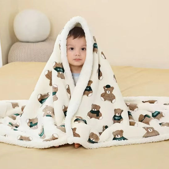 garçon avec couverture bébé