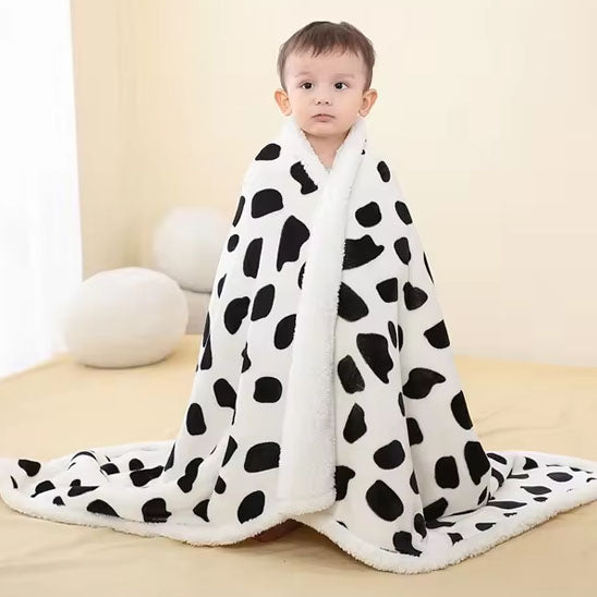 garçonnet enveloppé couvertute bébé