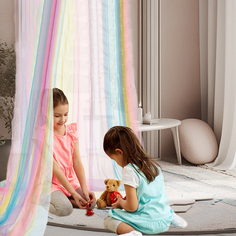 les enfants jouent sous ciel de lit