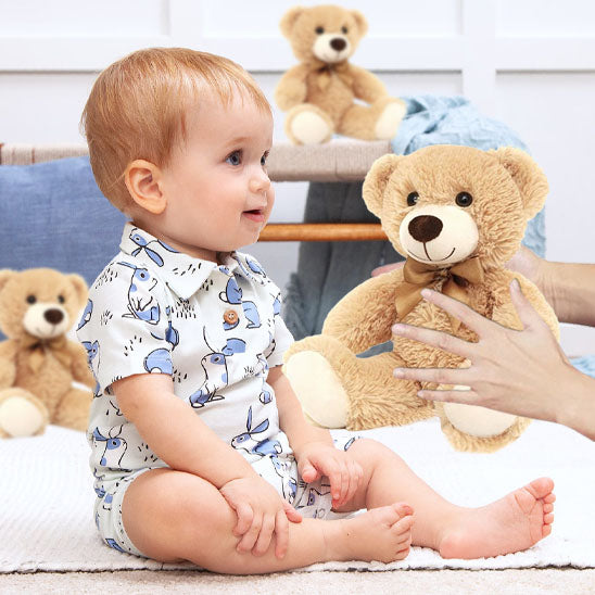 maman tend ours en peluche bébé