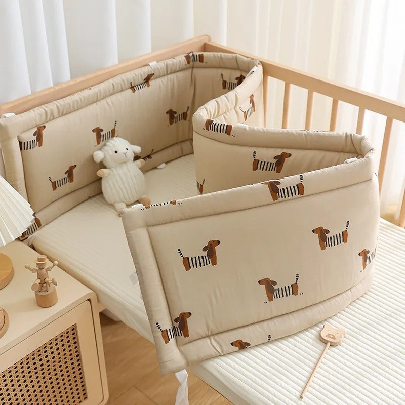 tour de lit bébé beige et chiens