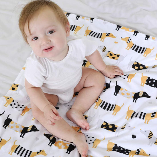 bébé assis sur couverture bébé douce