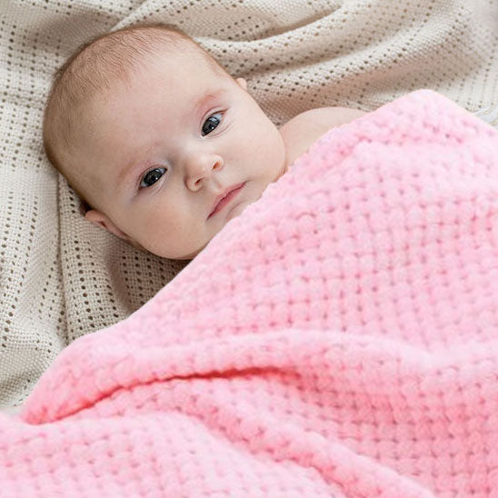 bébé au chaud dans couverture bébé