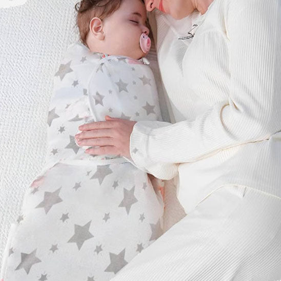 bebe calin dans bras maman et couverture emmaillotage