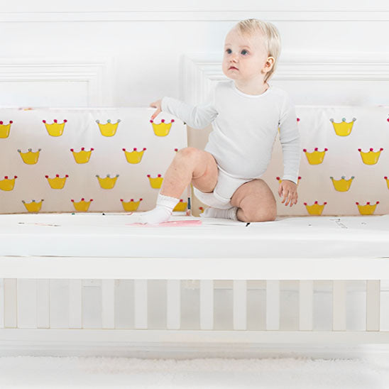 bébé confortable avec tour de lit bébé