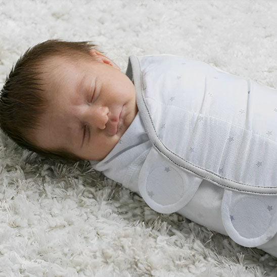 bébé confortable dans couverture emmaillotage