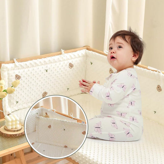 bébé content avec tour de lit bébé