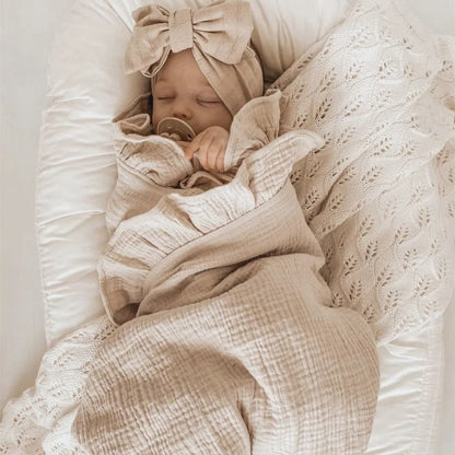 bébé dans couverture emmaillotage