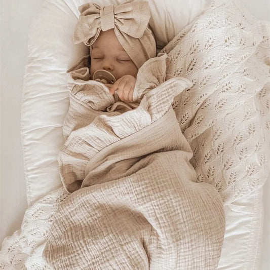 bébé dans couverture emmaillotage