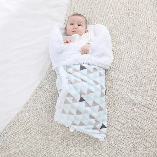 bébé emmailloté dans couverture emmaillotage