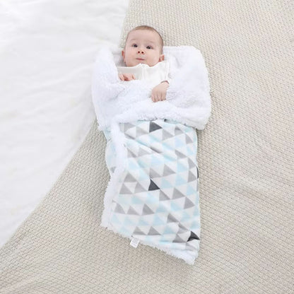 bébé emmailloté dans couverture emmaillotage