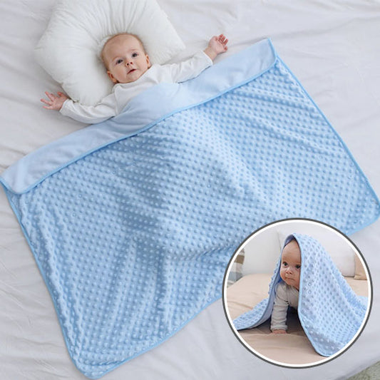 bébé en bleu avec couverture bébé double couche