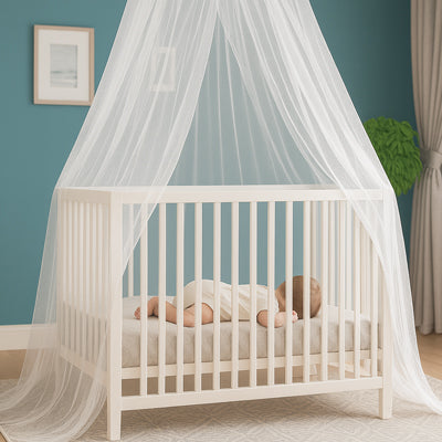 bébé endormi avec ciel de lit blanc