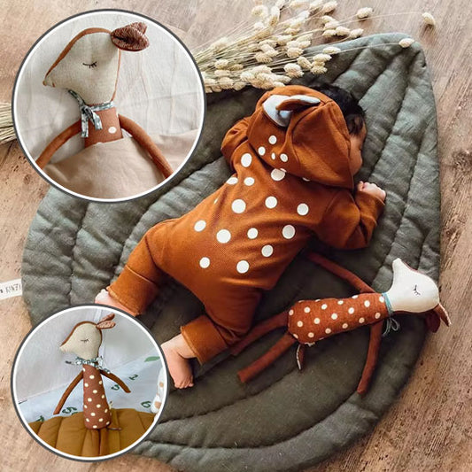 bébé endormi avec doudou bambi