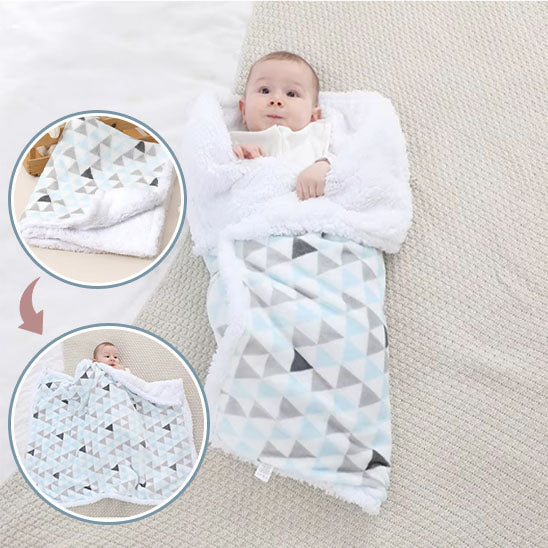 bébé enveloppé dans couverture emmaillotage