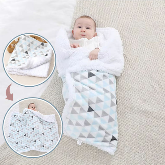bébé enveloppé dans couverture emmaillotage