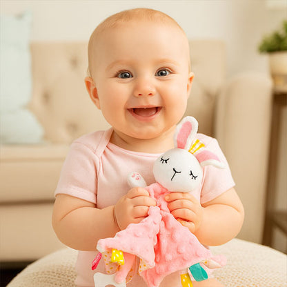 bebe épanoui avec doudou bebe lapin