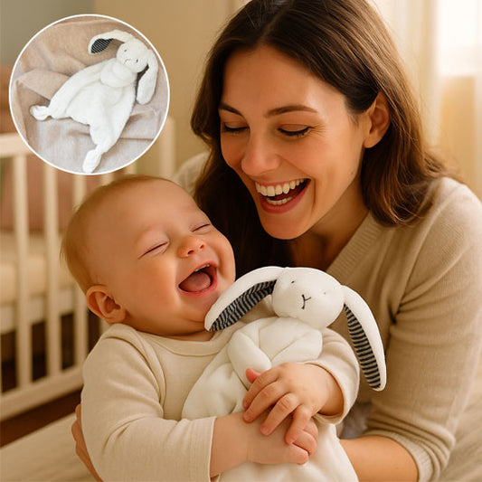 bébé et maman rient avec doudou bébé