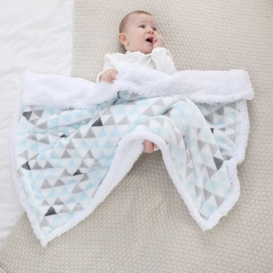 bébé gazouille avec couverture emmaillotage