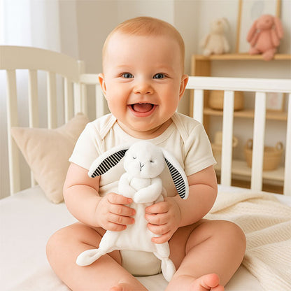 bébé heureux avec doudou bébé