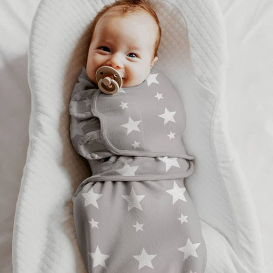 bébé heureux dans couverture emmaillotage