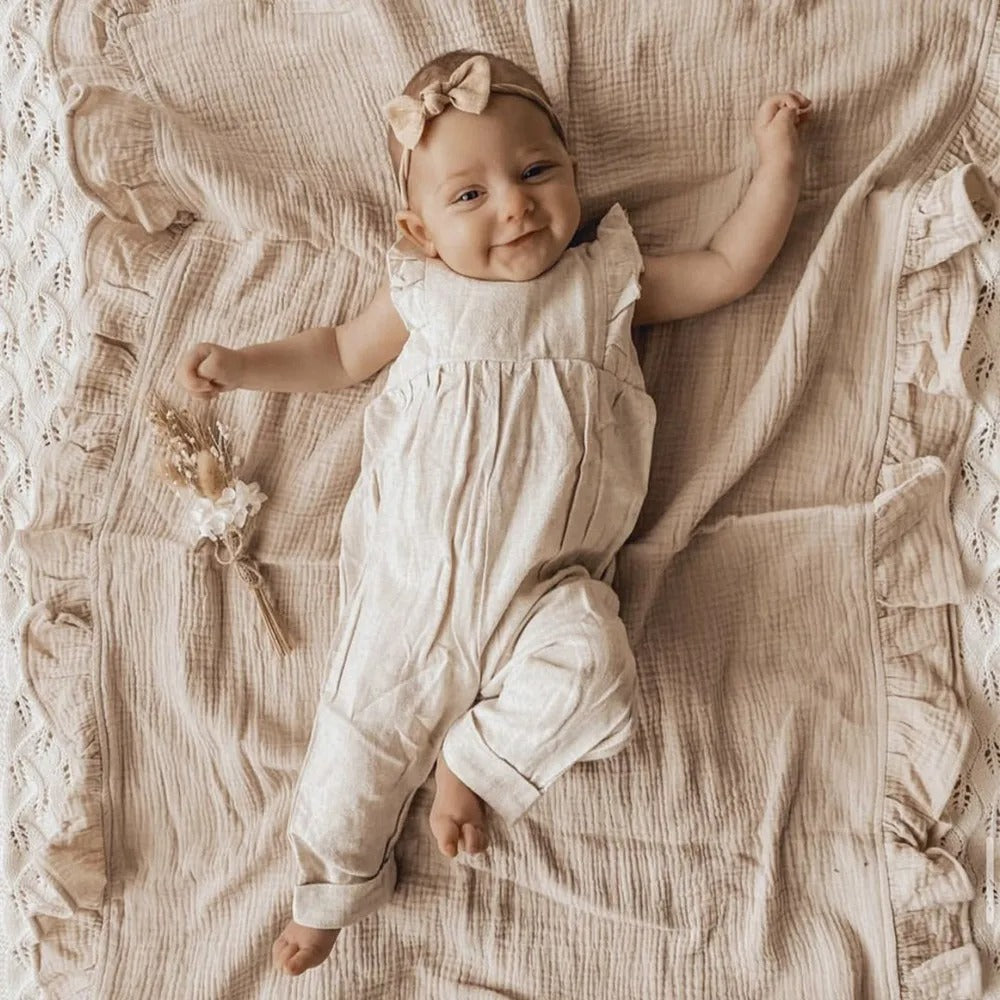 bébé heureux sur couverture emmaillotage