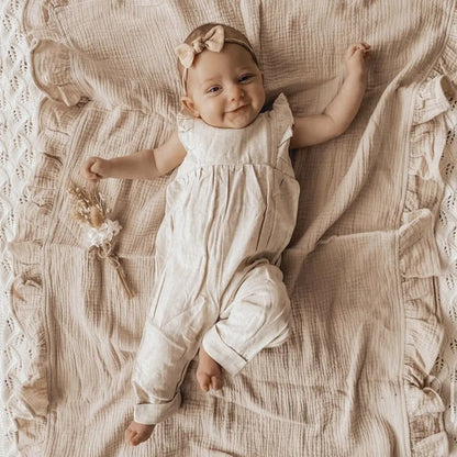 bébé heureux sur couverture emmaillotage
