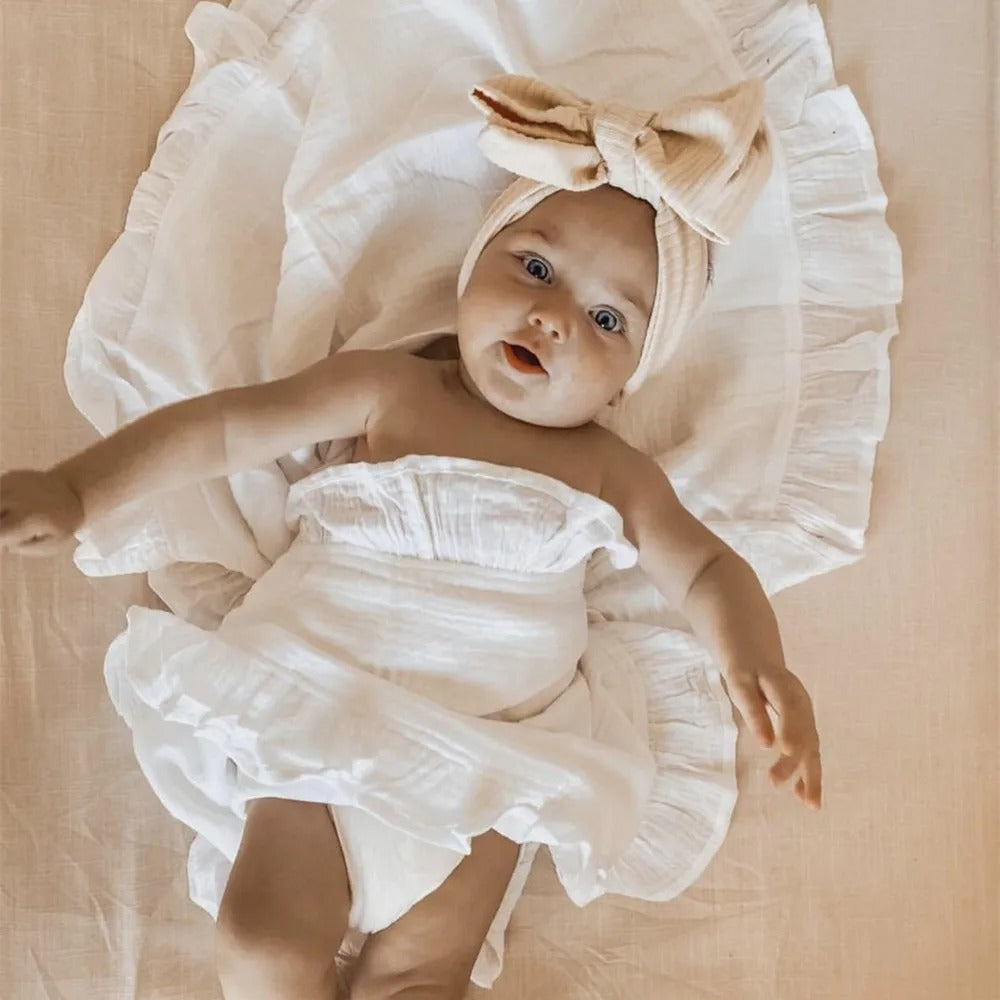bébé jolie dans couverture emmaillotage